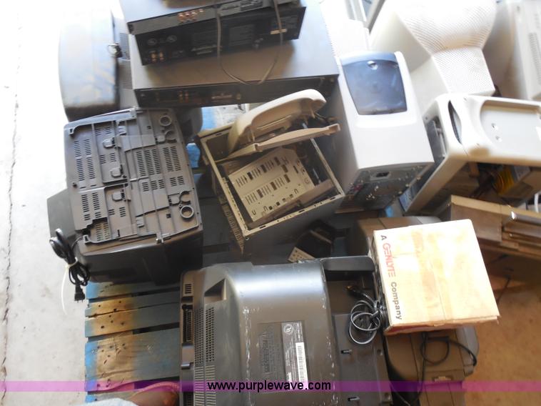 image for item AN9733 Assorted electronics