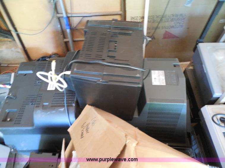 image for item AN9733 Assorted electronics