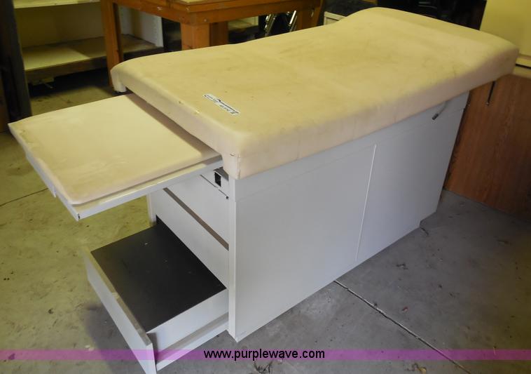 image for item AN9742 Examination table