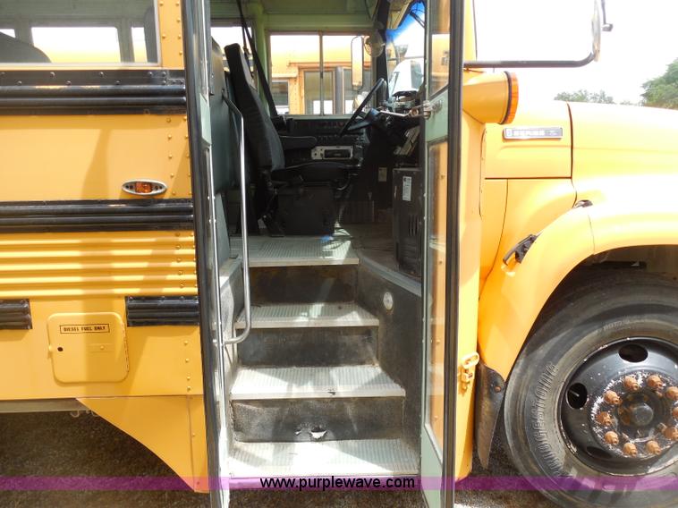 image for item D5976 1995 Ford Thomas B800 school bus