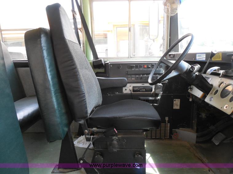 image for item D5976 1995 Ford Thomas B800 school bus