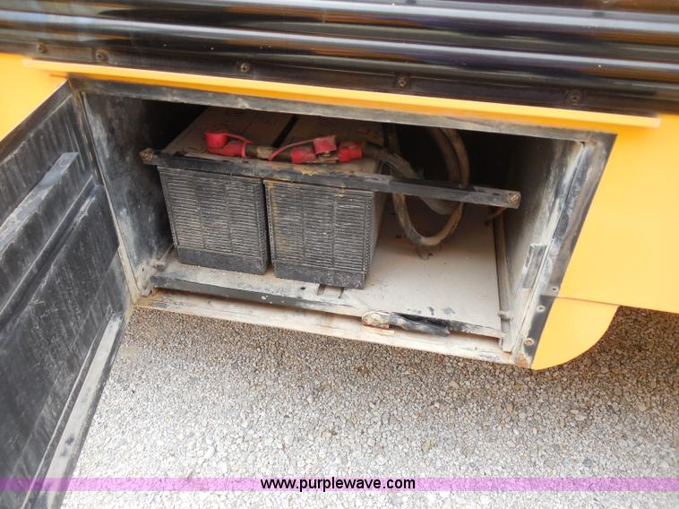 image for item D5976 1995 Ford Thomas B800 school bus