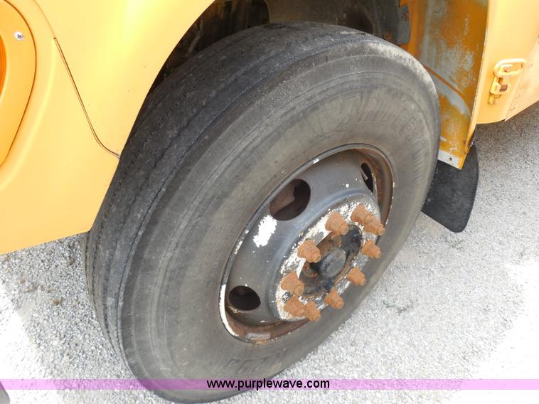 image for item D5976 1995 Ford Thomas B800 school bus