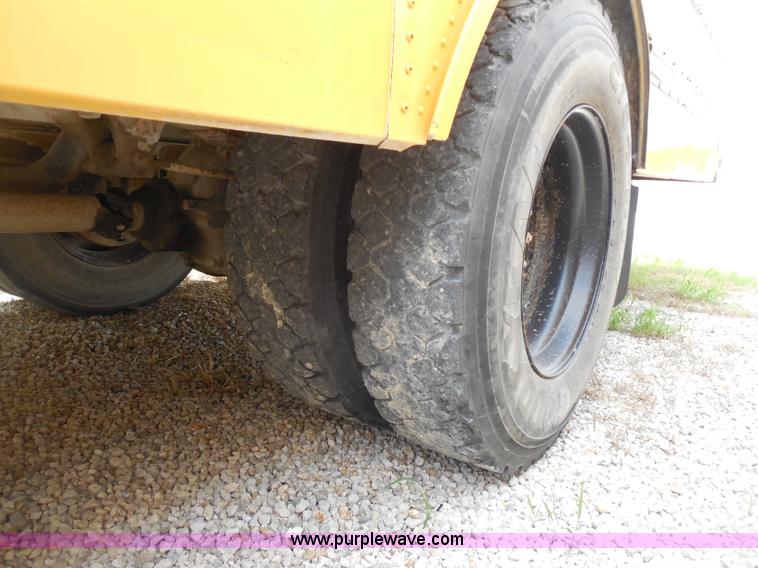 image for item D5976 1995 Ford Thomas B800 school bus