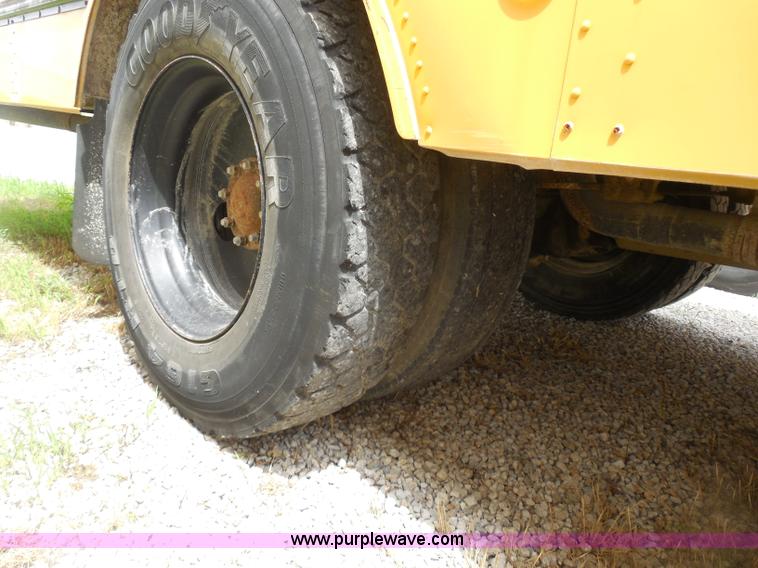 image for item D5976 1995 Ford Thomas B800 school bus