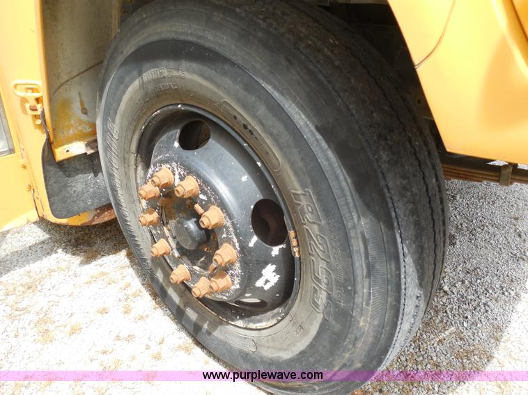 image for item D5976 1995 Ford Thomas B800 school bus