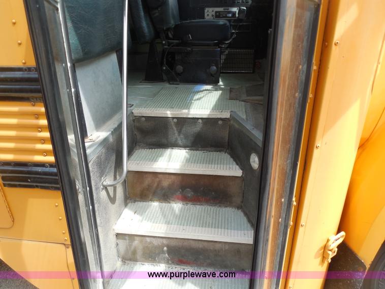 image for item D5977 1992 Ford Thomas B700 school bus