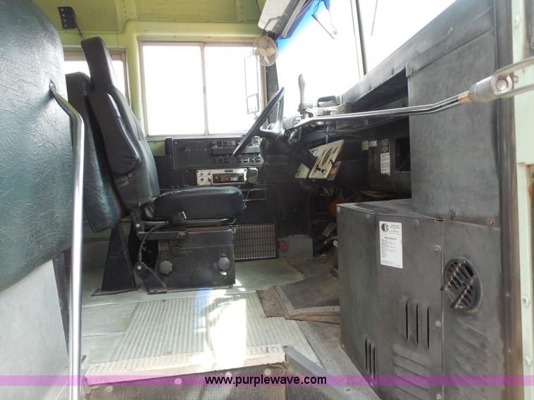 image for item D5977 1992 Ford Thomas B700 school bus