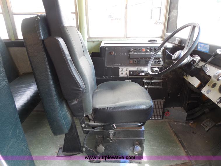 image for item D5977 1992 Ford Thomas B700 school bus