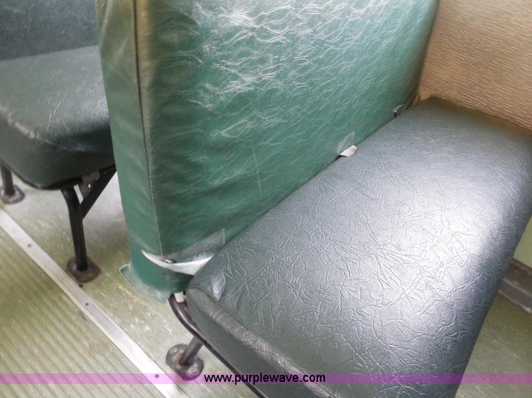 image for item D5977 1992 Ford Thomas B700 school bus