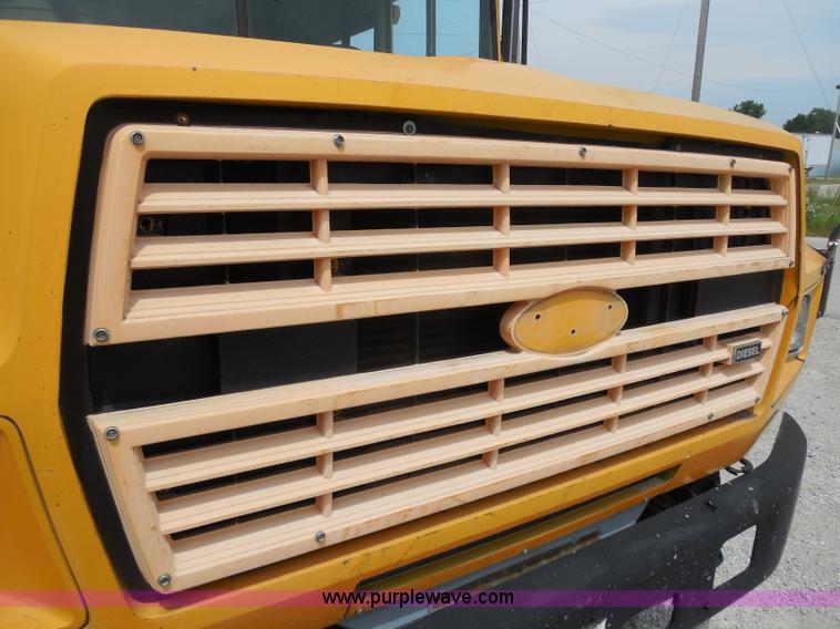image for item D5977 1992 Ford Thomas B700 school bus