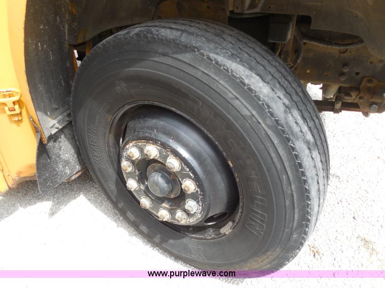 image for item D5977 1992 Ford Thomas B700 school bus