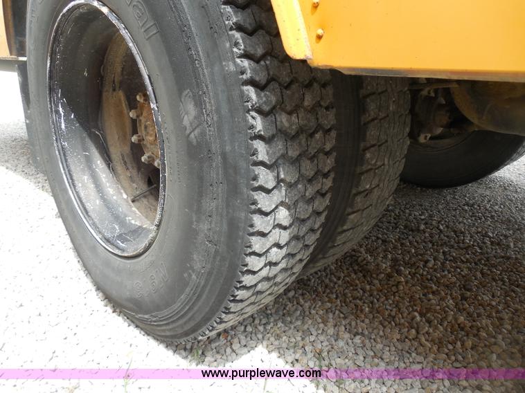 image for item D5977 1992 Ford Thomas B700 school bus