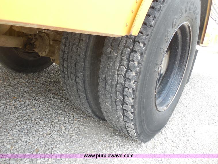 image for item D5977 1992 Ford Thomas B700 school bus