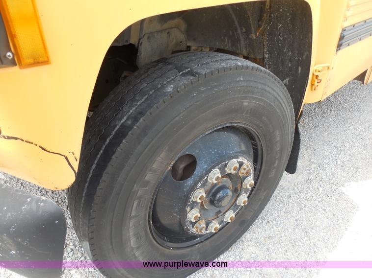 image for item D5977 1992 Ford Thomas B700 school bus