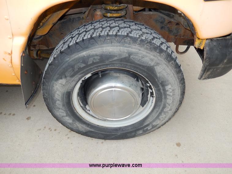 image for item D8120 1997 Ford Collins E350 school bus