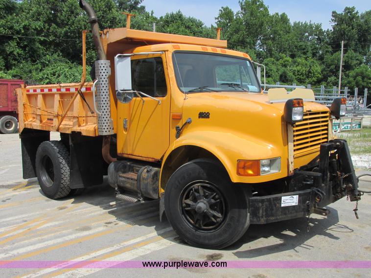 image for item E7289 1996 International 4900 dump truck