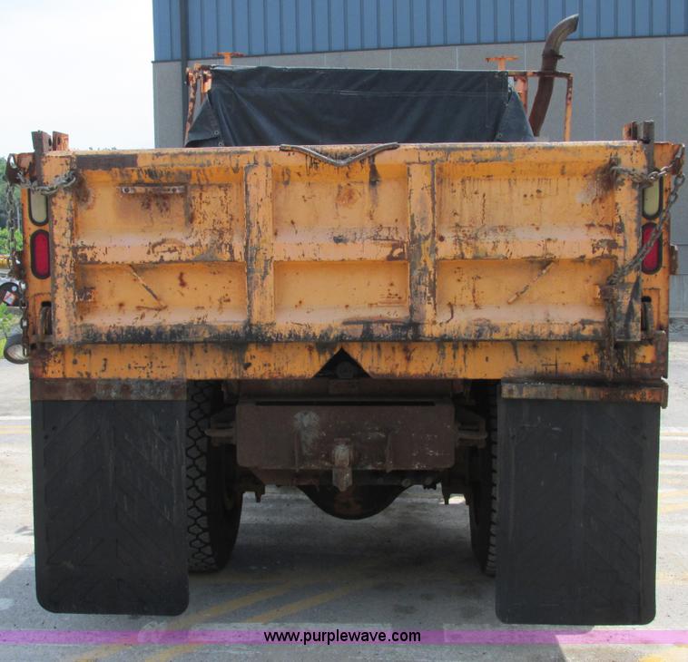 image for item E7289 1996 International 4900 dump truck