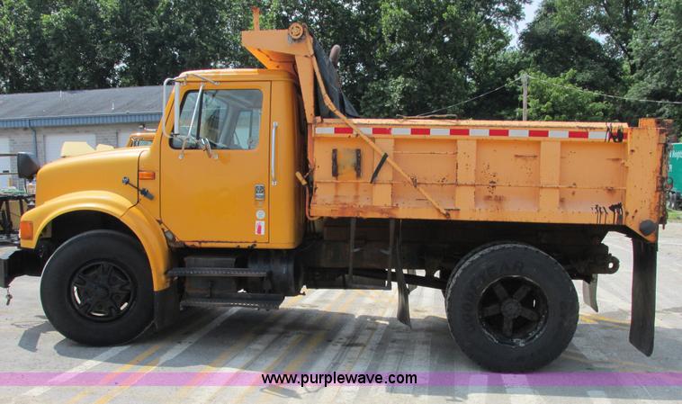 image for item E7289 1996 International 4900 dump truck