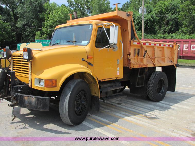 image for item E7289 1996 International 4900 dump truck