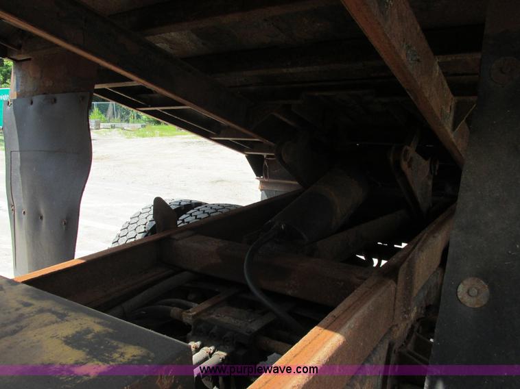 image for item E7289 1996 International 4900 dump truck