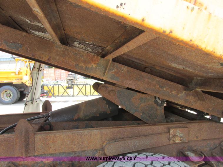 image for item E7289 1996 International 4900 dump truck