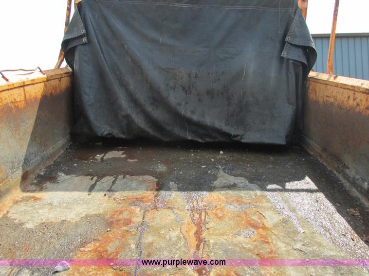 image for item E7289 1996 International 4900 dump truck