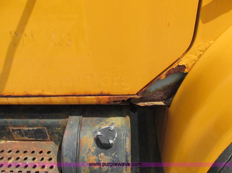 image for item E7289 1996 International 4900 dump truck