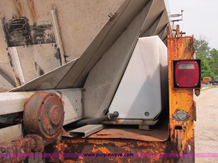 image for item E7290 1995 International 4900 dump truck