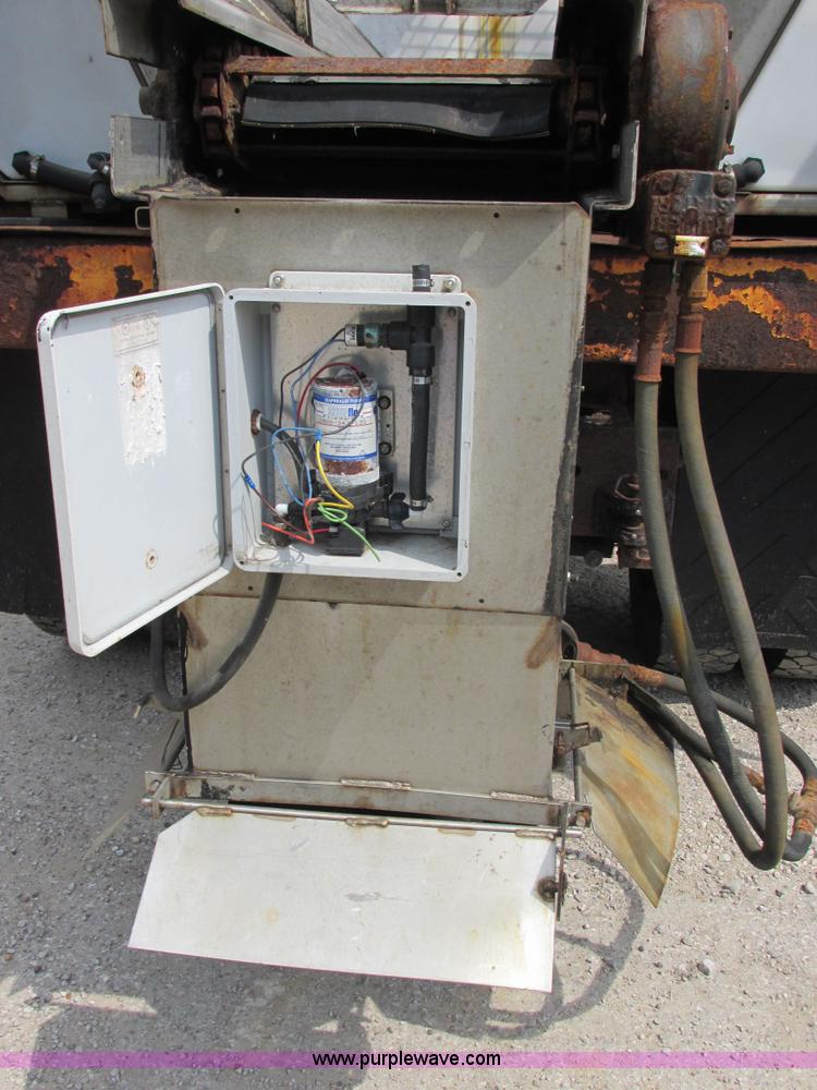 image for item E7290 1995 International 4900 dump truck