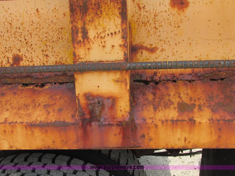 image for item E7290 1995 International 4900 dump truck