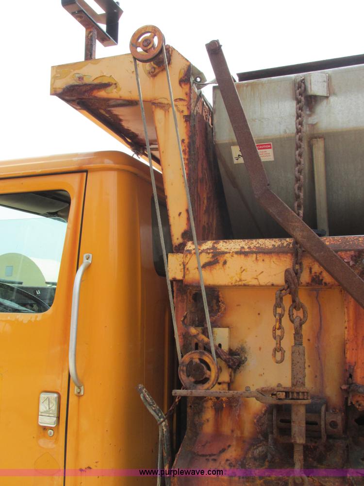 image for item E7290 1995 International 4900 dump truck