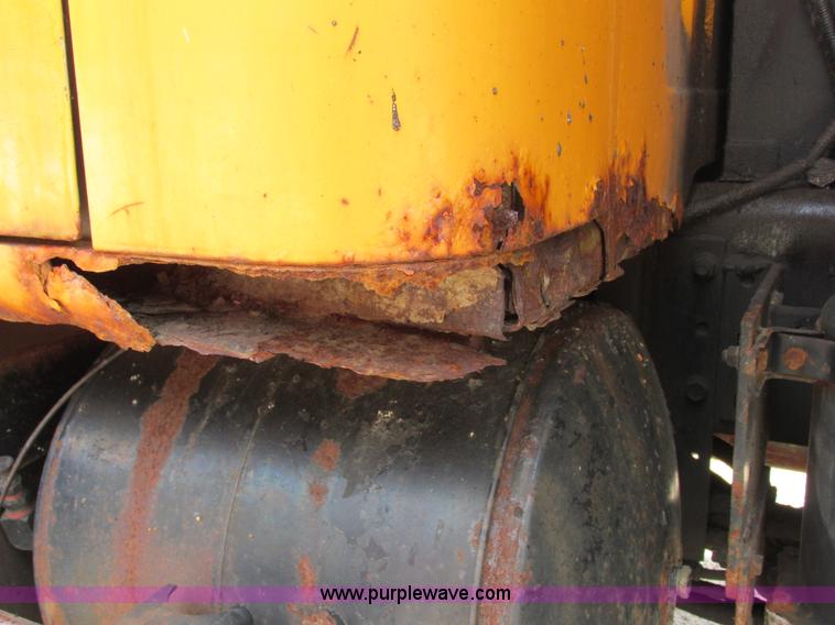 image for item E7290 1995 International 4900 dump truck