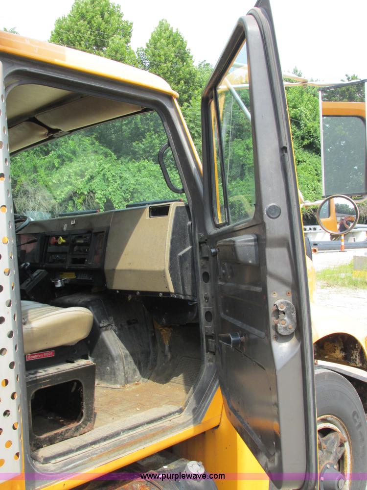 image for item E7290 1995 International 4900 dump truck