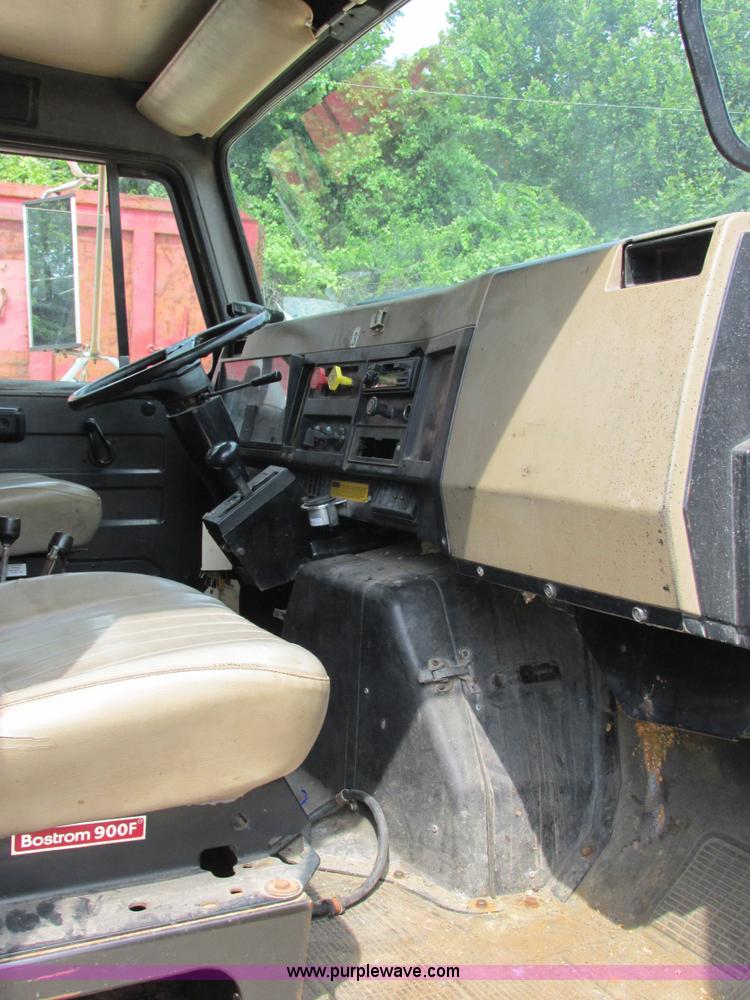 image for item E7290 1995 International 4900 dump truck