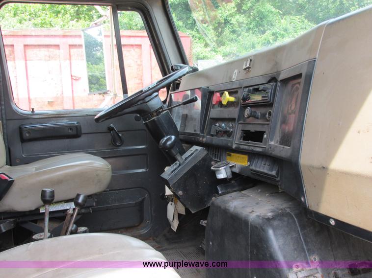 image for item E7290 1995 International 4900 dump truck