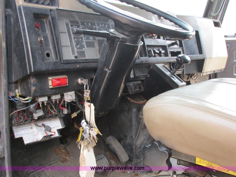 image for item E7290 1995 International 4900 dump truck