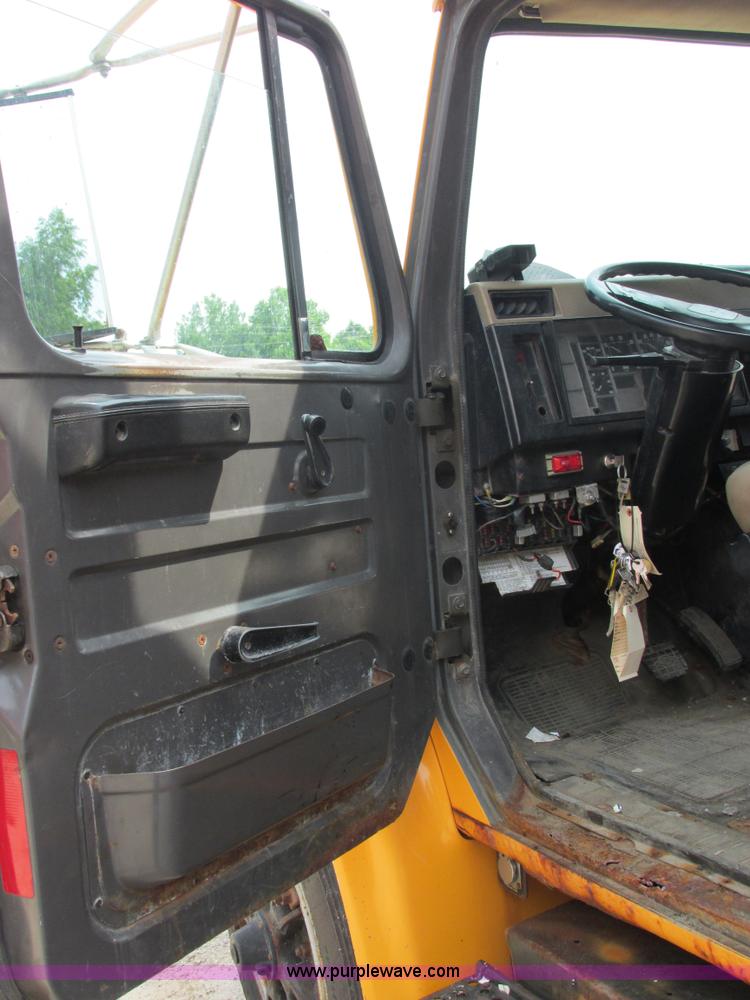 image for item E7290 1995 International 4900 dump truck