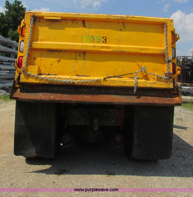 image for item E7291 1999 International 4900 dump truck