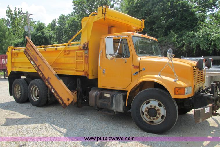 image for item E7291 1999 International 4900 dump truck