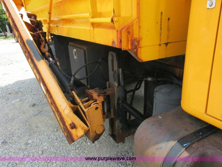 image for item E7291 1999 International 4900 dump truck