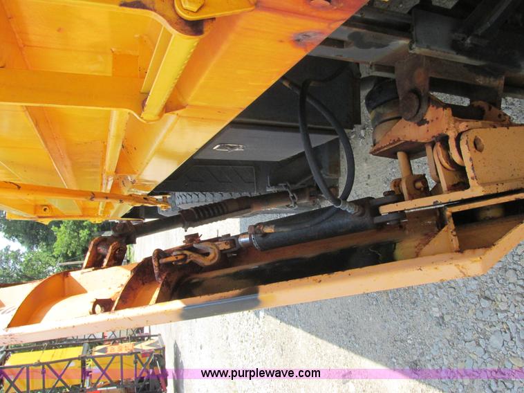 image for item E7291 1999 International 4900 dump truck