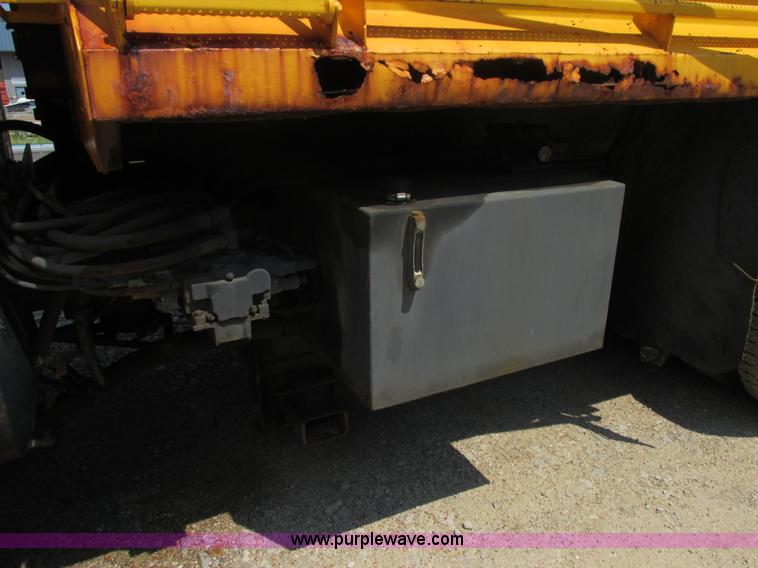 image for item E7291 1999 International 4900 dump truck