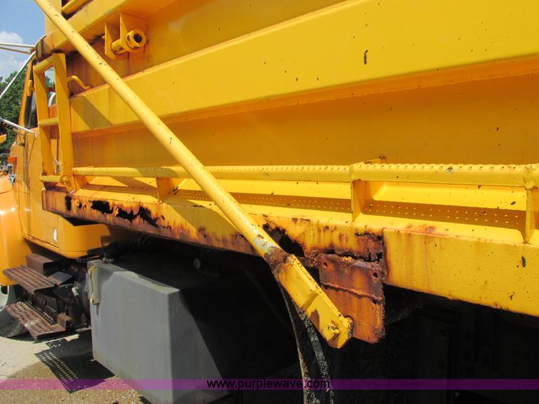 image for item E7291 1999 International 4900 dump truck