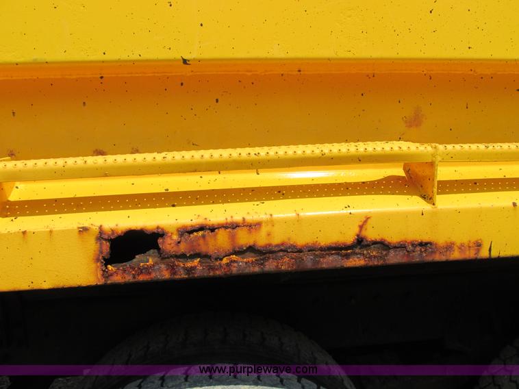 image for item E7291 1999 International 4900 dump truck