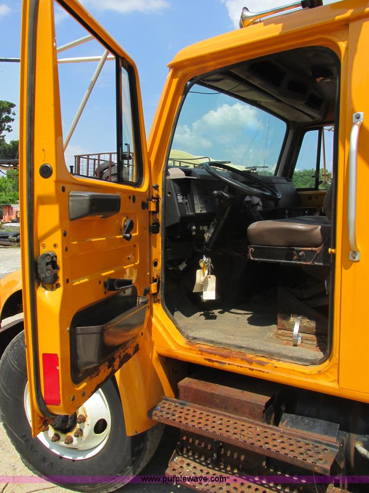 image for item E7291 1999 International 4900 dump truck