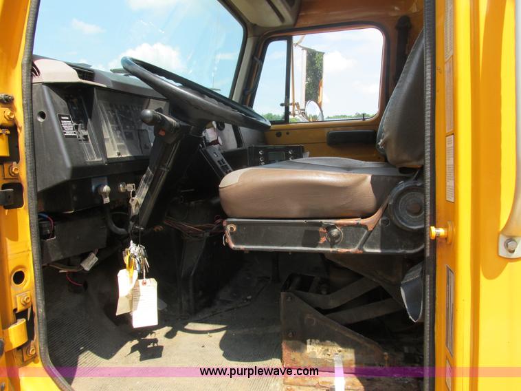 image for item E7291 1999 International 4900 dump truck