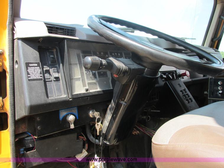 image for item E7291 1999 International 4900 dump truck