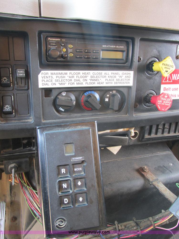 image for item E7291 1999 International 4900 dump truck