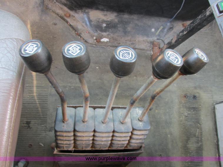 image for item E7291 1999 International 4900 dump truck